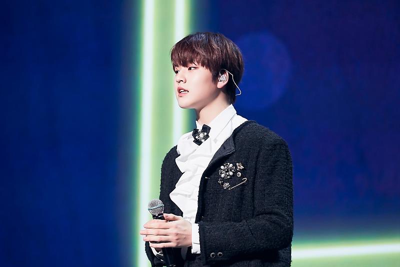 Next up is Nam Dohyon- this precious talented 15 yr old kid  has been to 2 survival shows too (Under19 and PDX101)- he can compose, rap, sing, play the piano. I mean what else are you looking for? He’s got em all.- can speak japanese and english(sometimes thicc brit accent)