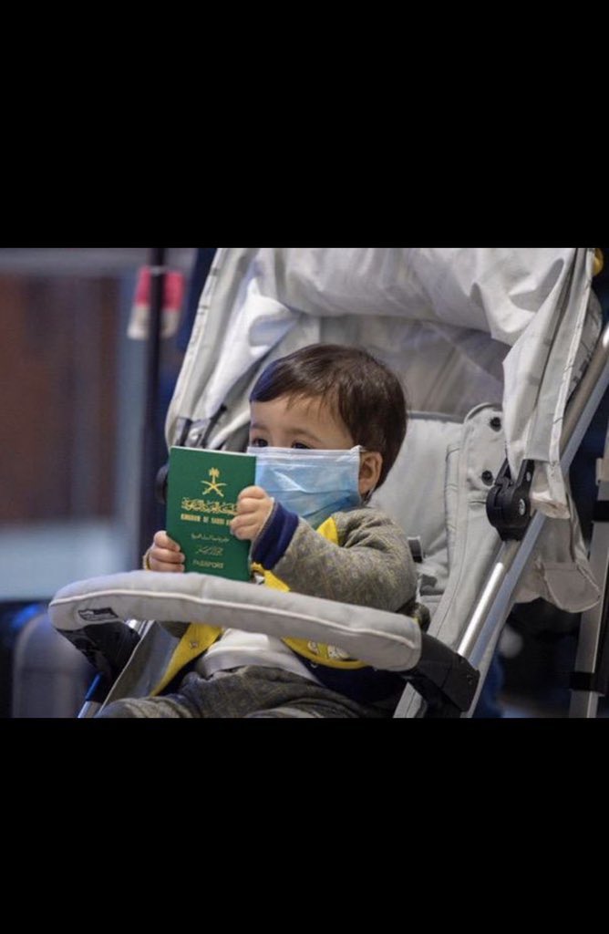 #الامن_العام  ستكبر ياعزيزي وسوف نحكي لك قصة جائحة مرت بنا وسوف ترى مشاهد لدول تخلت عن مواطنيها صغاراً وكباراً وسوف نسرد لك مواقف دولتك البطولية مع مواطنيها
سوف تكبر وتعلم أن وطنك أفضل الأوطان وأن الإنسان في وطنك قبل أي شيء 🇸🇦