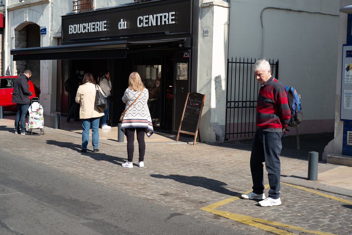 INRAE_France's tweet photo. #COVID19 
🍽️🍲 : les circuits courts #alimentaires sont-ils plus résilients en temps de crise ?

Suivez l'enquête avec Yuna Chiffoleau #INRAE et le RMT #Alimentation locale.
➡️ Une enquête européenne
➡️ Un bulletin bimensuel
📑https://t.co/rpwi7EbYcs https://t.co/qdWPCmwbiJ