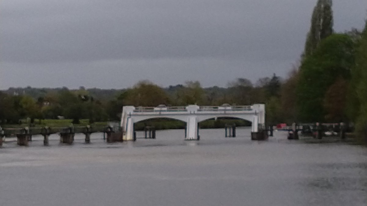 JT075's tweet image. Lovely early morning #execise along the #Thames at #Teddington river high and still rising @TLTeddington @in_teddington @TeddingtonC @Teddington_Town