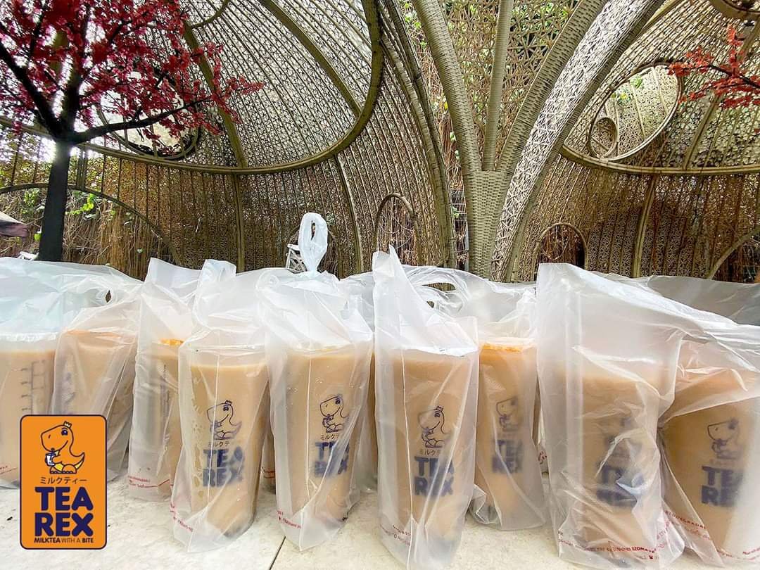 GLjaelynoraspi's tweet photo. #BukoEveryday
#TeaRex
#FruitasHoldings
#FRUIT
#CocoDelivery#82626

Mukhang maraming masaya today.
Your Tea Rex is on the way.

Yes we can deliver when you have your milk tea craving!

Please call the COCODELIVERY hotlines from 8am to 5pm: #82626 (PLDT), 8330.2889 https://t.co/c4Nrl8gULV