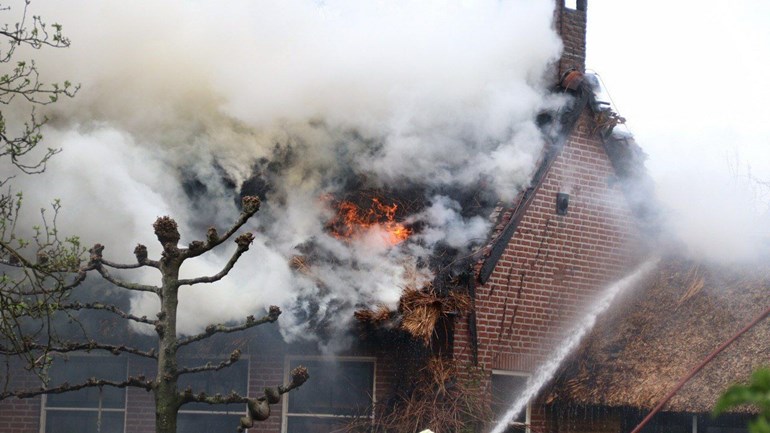Vlammen uit dak bij woning Pesse: Een flinke brand heerst momenteel in een woning aan de Echtensedijk in Pesse.