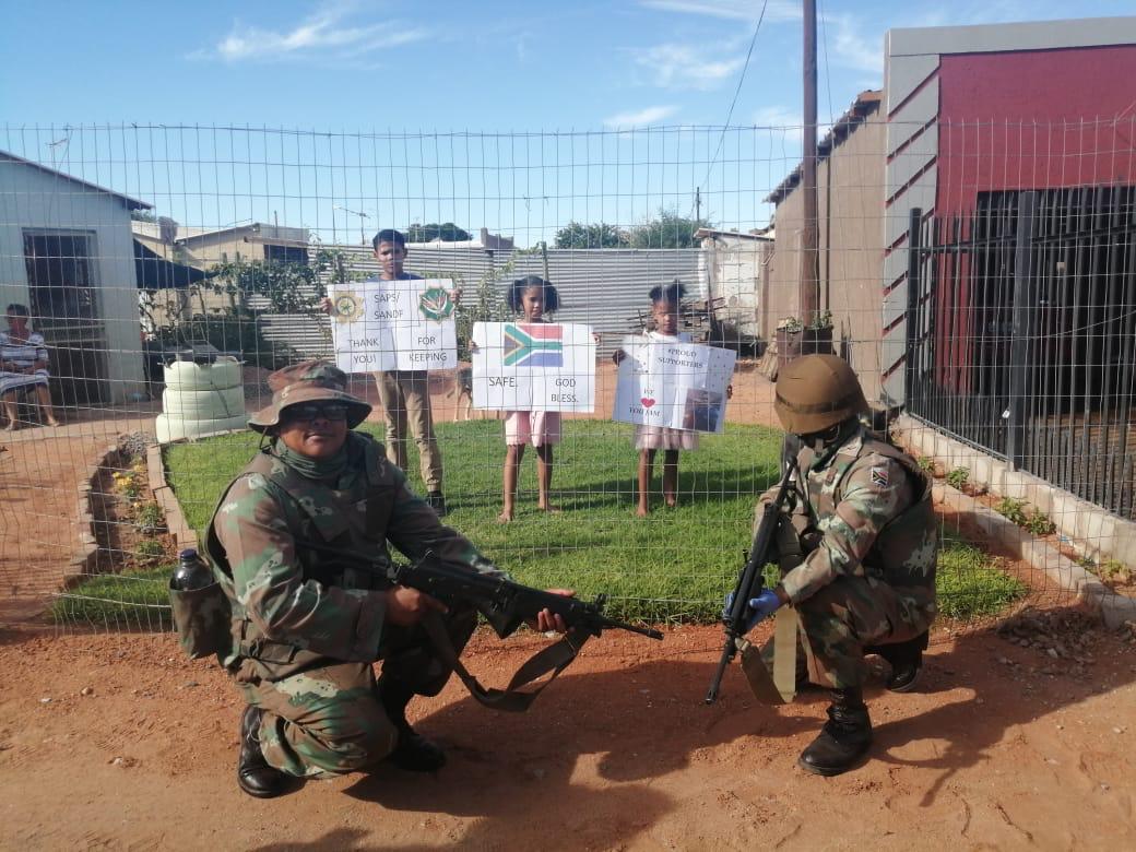 SANDF_ZA's tweet photo. COVID-19 / Coronavirus | Lockdown | Joint Tactical Headquarters Northern Cape .

Northern Cape community showing support to members of the SA National Defence Force and SA Police Service.

#sandf
#CoronavirusInSA
#COVID19SA
#StayAtHomeSA https://t.co/caSn43Rtzo