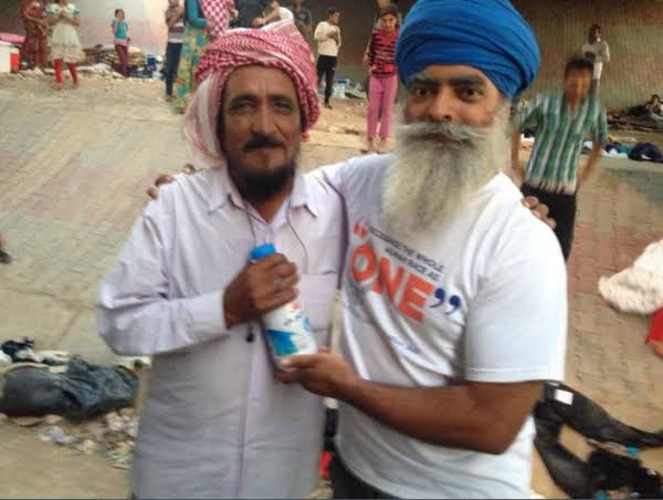RandhawaPYC's tweet photo. Our people are continously commited to service of mankind and your stupid acts cannot deter us @satishacharya .Even if some people who were goons did something very despicable,bad it doesnt mean u can defame a whole community.
#Checkhistory #ProudtobeaSikh
#Khalsa @RaviSinghKA https://t.co/1QvYchOzsU