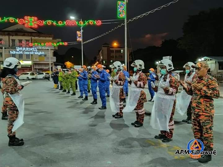 UKASSarawak's tweet photo. 48 Anggota Pelbagai Agensi Laksanakan Operasi Sanitasi Kali Ke 7 Di Bandar Limbang

Dapatkan berita penuh di FB Unit Komunikasi Awam Sarawak https://t.co/YBKekbufYl https://t.co/8YQyylyfmM