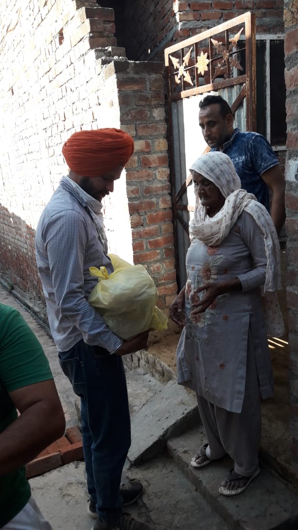 RandhawaPYC's tweet photo. Our people are continously commited to service of mankind and your stupid acts cannot deter us @satishacharya .Even if some people who were goons did something very despicable,bad it doesnt mean u can defame a whole community.
#Checkhistory #ProudtobeaSikh
#Khalsa @RaviSinghKA https://t.co/1QvYchOzsU