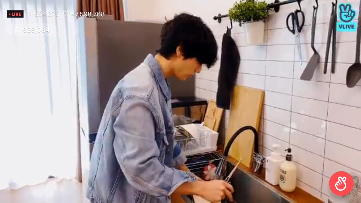 after we ate, he also washed the dishes  #EVERYDATE_GOT7  #EveryDateWithMark