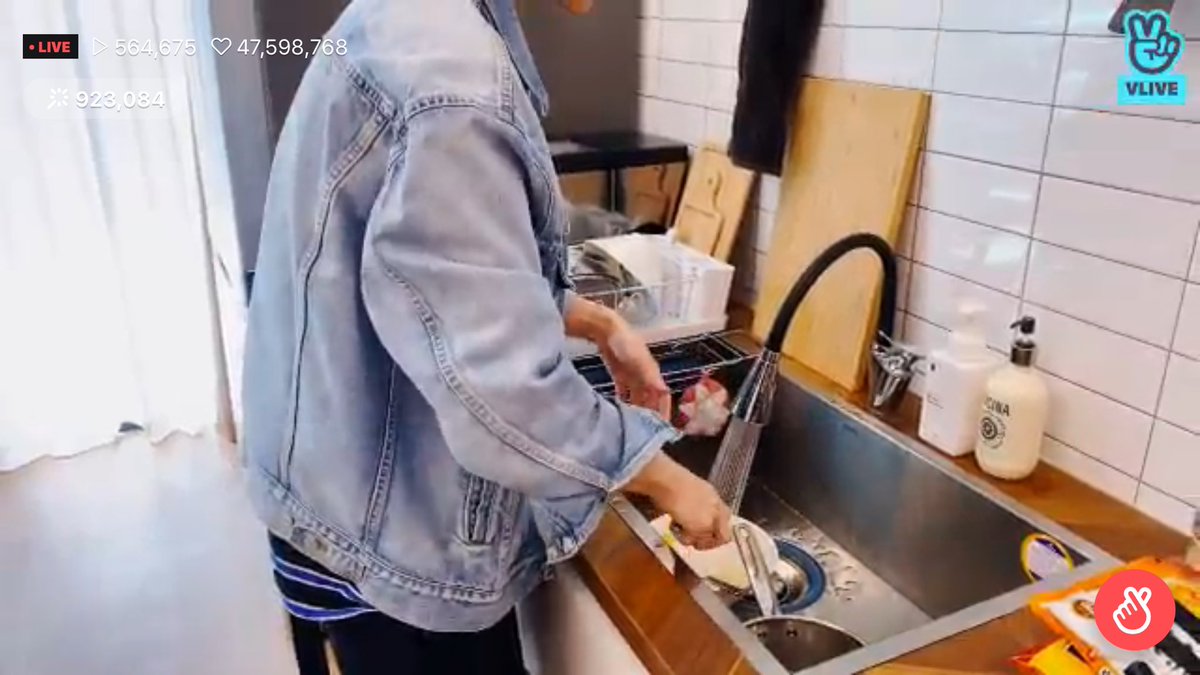 after we ate, he also washed the dishes  #EVERYDATE_GOT7  #EveryDateWithMark