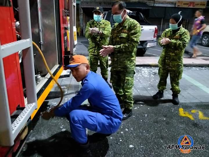 UKASSarawak's tweet photo. 48 Anggota Pelbagai Agensi Laksanakan Operasi Sanitasi Kali Ke 7 Di Bandar Limbang

Dapatkan berita penuh di FB Unit Komunikasi Awam Sarawak https://t.co/YBKekbufYl https://t.co/8YQyylyfmM