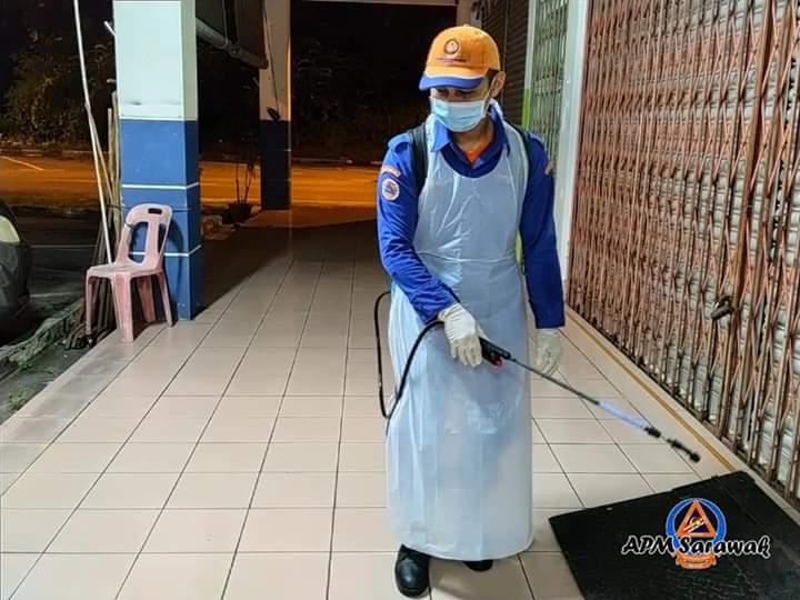 UKASSarawak's tweet photo. 48 Anggota Pelbagai Agensi Laksanakan Operasi Sanitasi Kali Ke 7 Di Bandar Limbang

Dapatkan berita penuh di FB Unit Komunikasi Awam Sarawak https://t.co/YBKekbufYl https://t.co/8YQyylyfmM