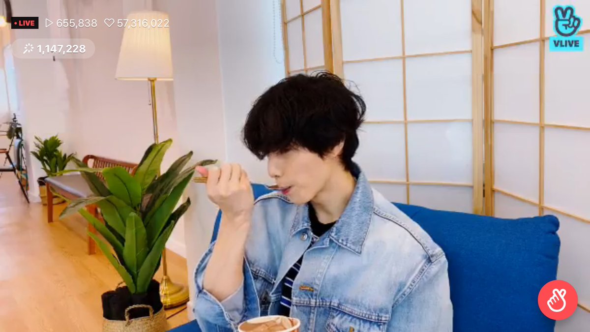 why is he eating the ice cream like a baby? >.< #EVERYDATE_GOT7  #EveryDateWithMark