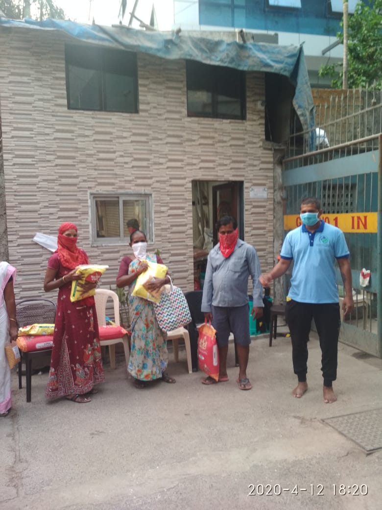 FsuiManoj's tweet photo. Distribution of food kits  to families and workers ON with #CITU during #Extentionoflockdown #lockdownmaharashtra #Sewri #Wadala #FSUIMANOJ https://t.co/uphtb14mrH