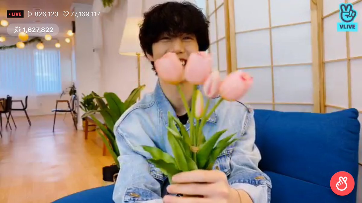 he said he had to leave for his next scheduled and he gave me some flowers  #EVERYDATE_GOT7  #EveryDateWithMark