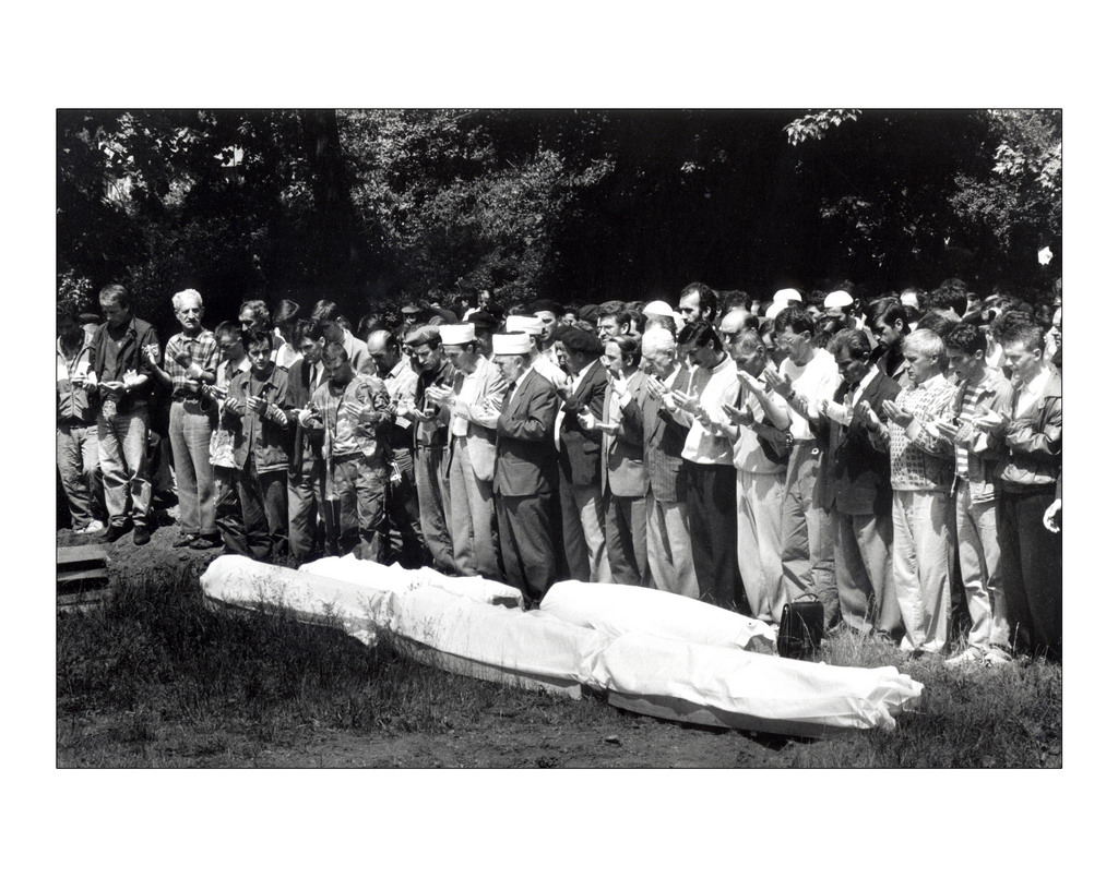 MASS BURIALS. Cementeries are also a frequent target of the Serbian radicals´offensives, It is not even posible to bury the victims in peace. At eleven every morning the funeral ceremony starts.  @BosnianHistory  @slyon66  @EFM1959