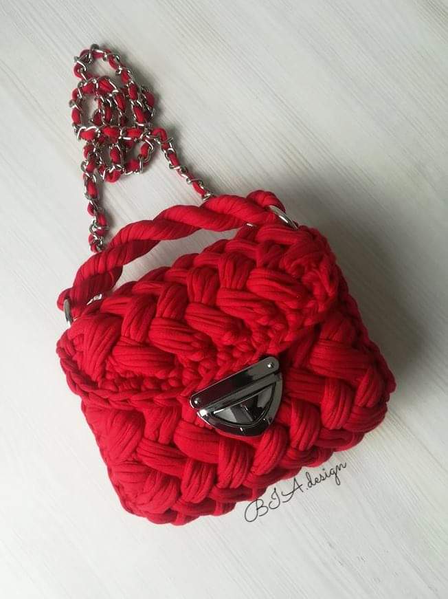 ❤️Red❤️ - lovely color, lovely bag❤️❤️❤️
#handmade #crochet #bags #red #handmadebag #genti #cadou #roșu #madeinromania #genti #cadou #cadouripersonalizate #lucrudemana #like #artistinromania #crochetlove #romania #sibiu