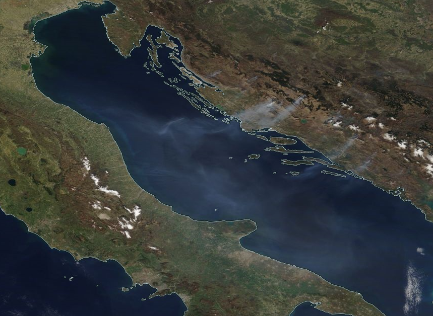 MeteoSvizzera's tweet photo. Velature ad alta quota sull'Adriatico? No, fumo proveniente dagli incendi in Dalmazia! Il tempo è molto secco anche a Sud delle Alpi e domani una corrente favonica irregolare fino a basse quote farà aumentare il rischio di incendi di bosco. Massima attenzione! Foto:#NASAEarthData https://t.co/65oDHKzegq