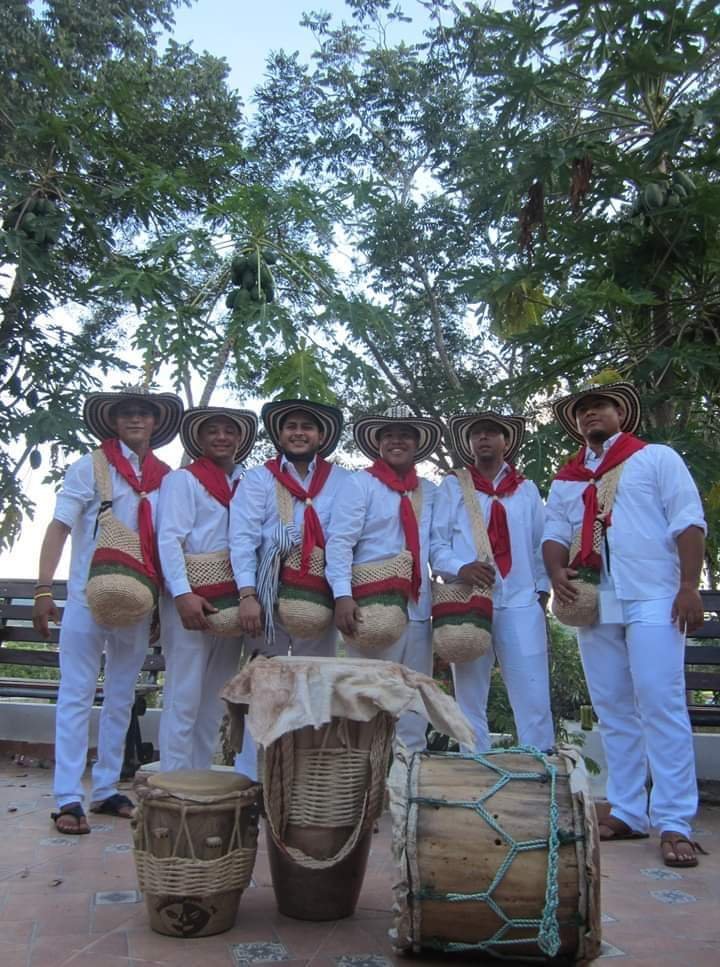 DeTurbaco's tweet photo. @DeTurbaco @alzadoencanto 
Los gaiteros de Turbaco dando su mejor cara para que nuestros folclor nunca muera grande los gaiteros de Turbaco  ✌️🔥🔥🔥🎶. https://t.co/1CpBsofWUG