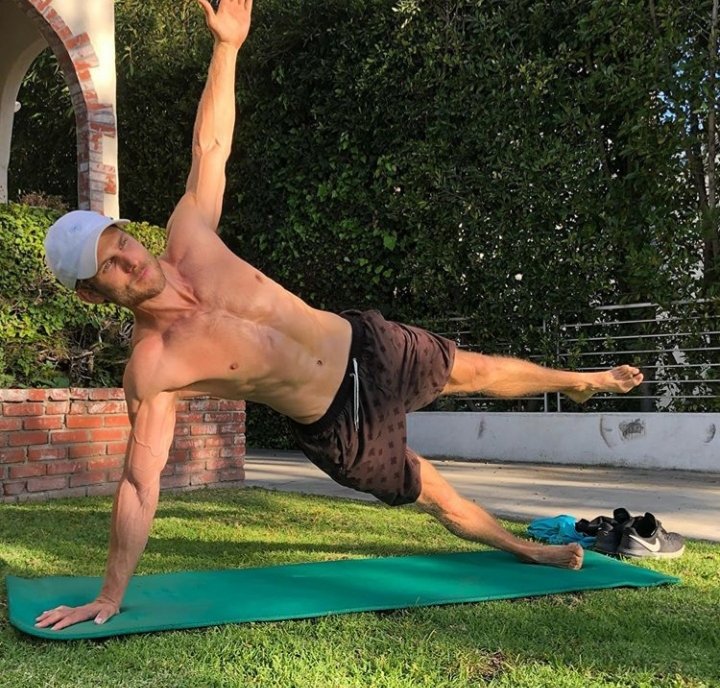 Travis Van Winkle doing yoga awakes something in mepic.twitter.com/vu8s7bUo...