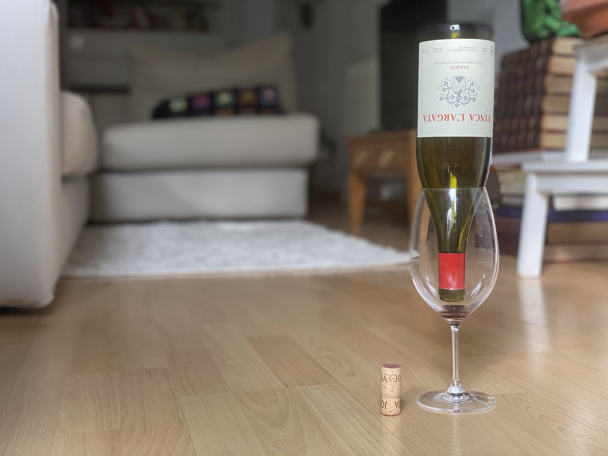 vilateral_co's tweet photo. La tentación vivía en casa. 🎬 A esta garnacha no hay quien se le resista. ❤️🍇 @cellers_joan_danguera
#quedatacasa #quédateencasa #ensensortirem #totaniràbé #vicatalà #elviescultura #vicatalà #sommlife #winetasting #elviesvida #joandanguera #garnatxa #biowines #naturalwine https://t.co/W6jZXCVpkD