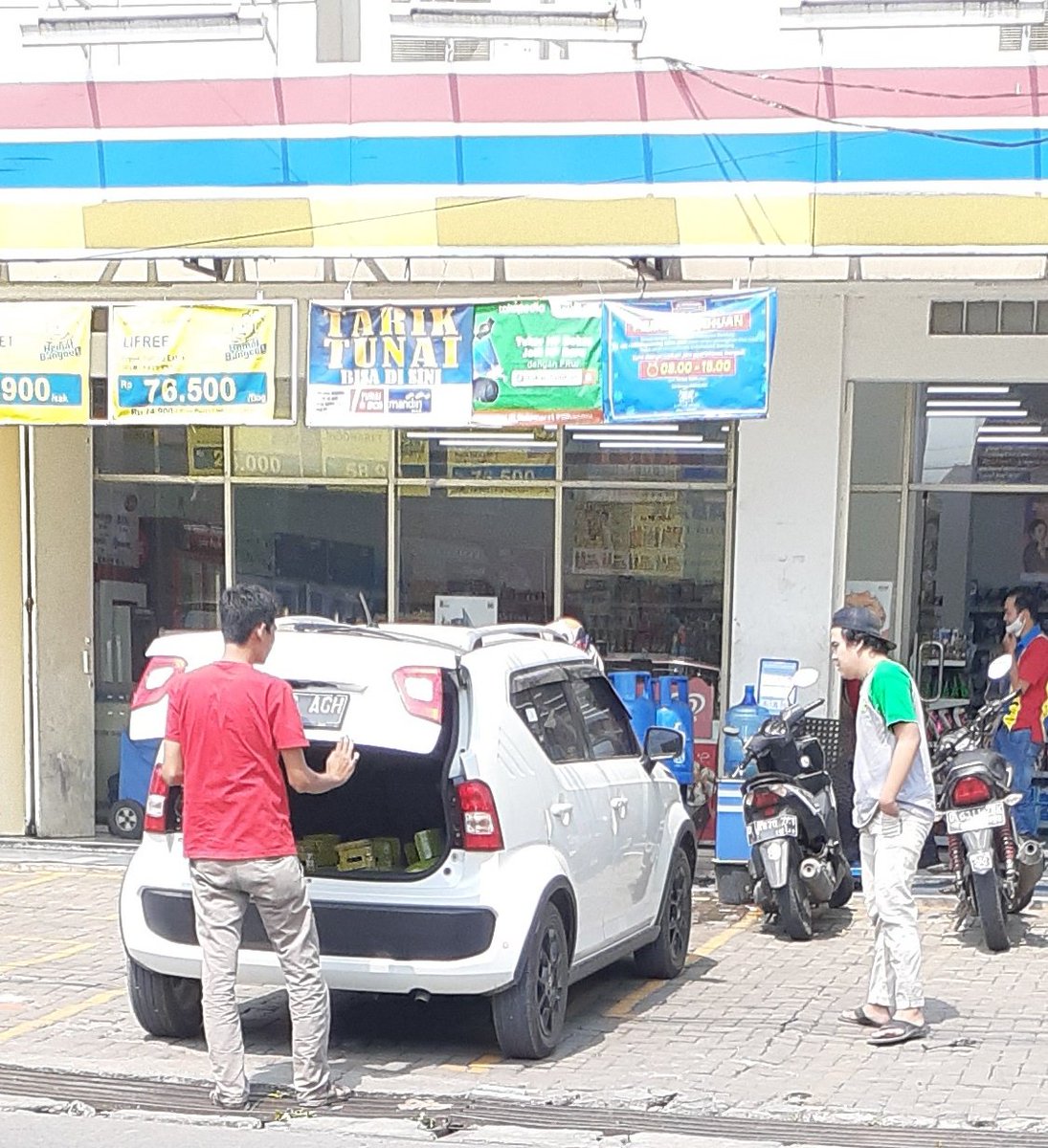 Katanya gas 3 kilo buat rakyat miskin. Tp yg bermobil ternyata juga pake. #pertaminasiagacovid19