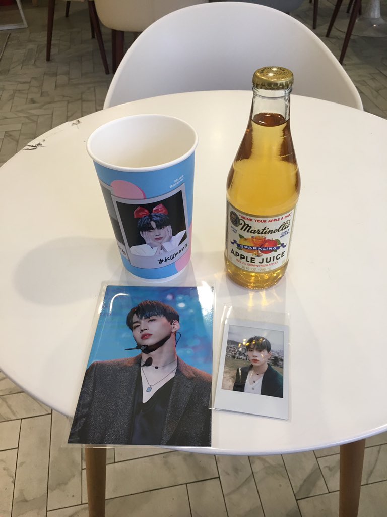 kukonglove's tweet photo. 위드인라운지  아기자기 예쁜 국허니사진 가득 🥰 한쪽에 국허니 영상이 계속 흘러나와요 @muse415   @believer0415  님 감사합니당🐰❤️ https://t.co/y89zJlkwsU