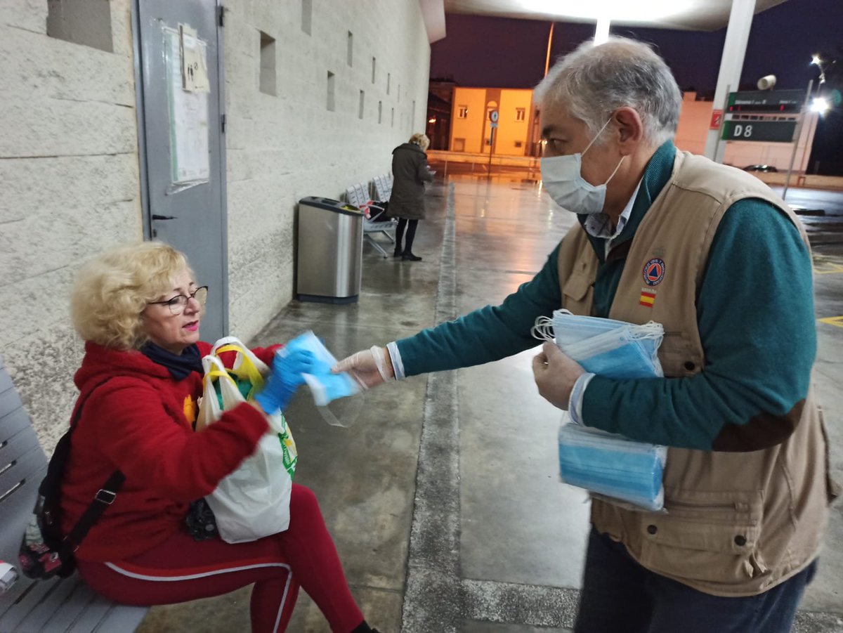 desdelamoncloa's tweet photo. Desde primera hora de hoy, efectivos de las FCS y Protección Civil reparten mascarillas en los principales nodos de transporte de Madrid, Andalucía, Galicia, Aragón, Asturias, Castilla y León, Región de Murcia y Extremadura.

#EsteVirusLoParamosUnidos 
https://t.co/huNGaNKisF https://t.co/5gzSgymaKU