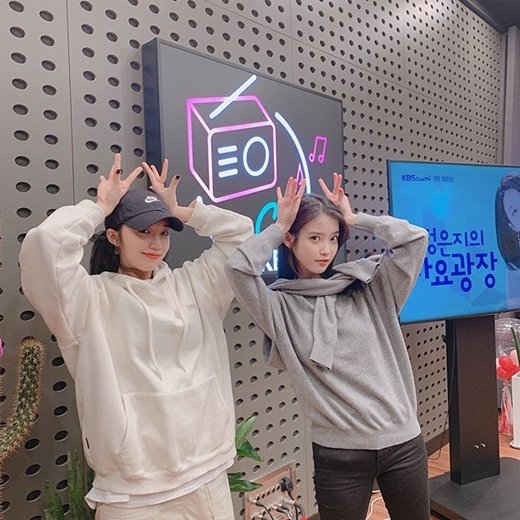 theseoulstory's tweet photo. IU recommended to listen to EXO D.O. 'That's Okay' if you have trouble sleeping

She shared, she haven't shed tears after listening to a song since she was a trainee. But she sometimes cries at night after listening to this song bcs it's comforting.

https://t.co/pdYMUUvm6R https://t.co/La7Ar4pPkP
