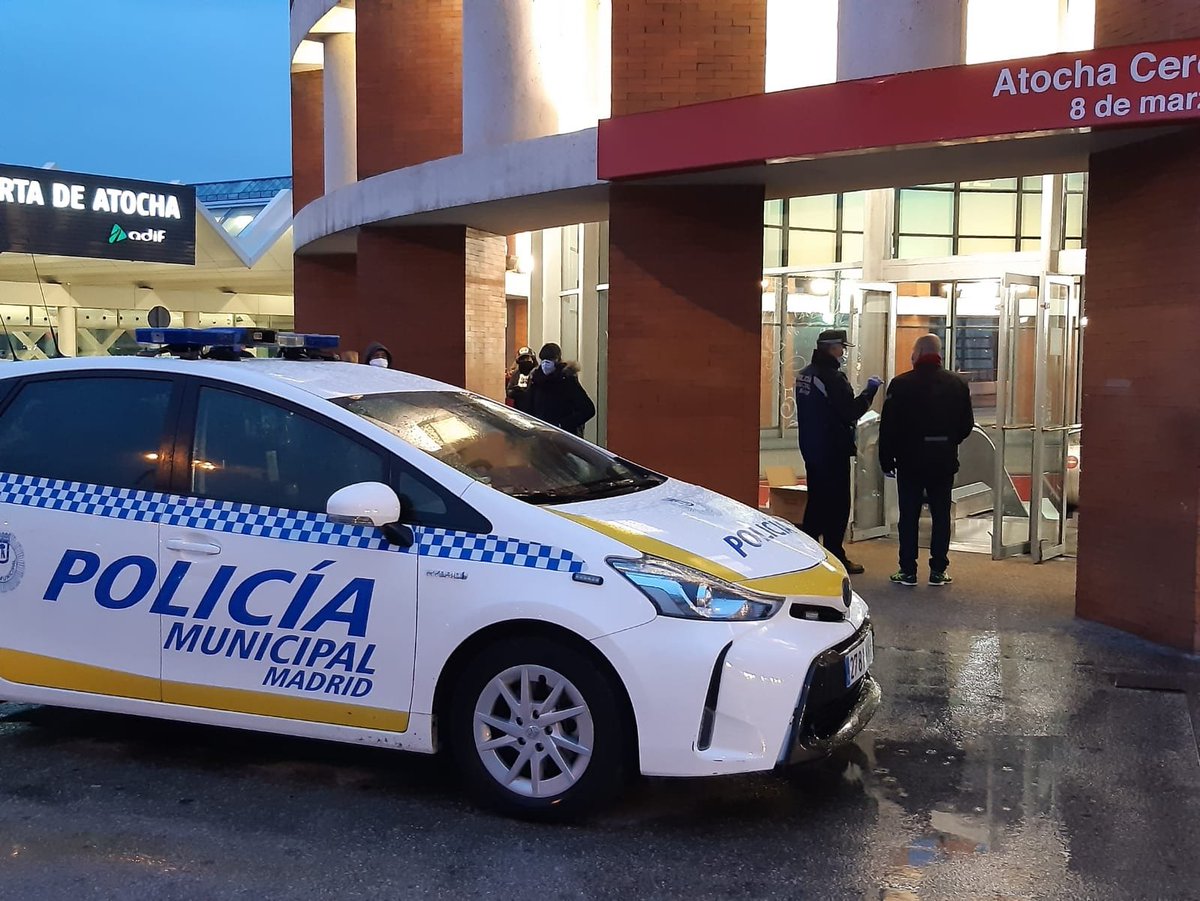 desdelamoncloa's tweet photo. Desde primera hora de hoy, efectivos de las FCS y Protección Civil reparten mascarillas en los principales nodos de transporte de Madrid, Andalucía, Galicia, Aragón, Asturias, Castilla y León, Región de Murcia y Extremadura.

#EsteVirusLoParamosUnidos 
https://t.co/huNGaNKisF https://t.co/5gzSgymaKU
