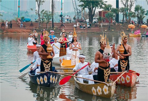 DiscoverBanna's tweet photo. The #Songkran #Festival is one of the important festivals in the #Xishuangbanna Dai Autonomous Prefecture. The Songkran Festival in mid-April each year is a comprehensive stage that showcases traditional cultures such as #Dai music, dance, food, and clothing. #Yunnan #travel https://t.co/QV8OtWsafF