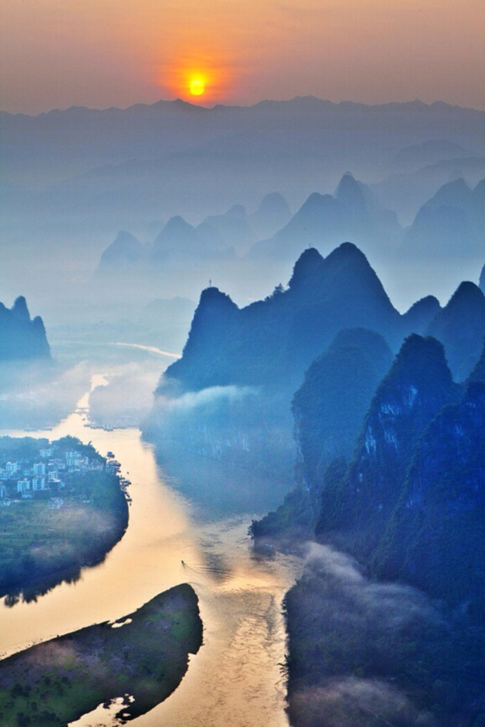 BaiLaLaAA's tweet photo. #China
In an infinite haze of cloud and sea🗻
苍茫云海间 https://t.co/dLZ1YnesB4