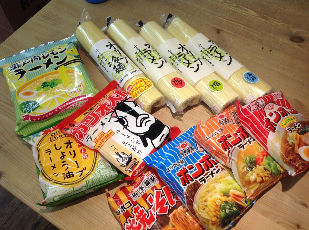 今日の旅行先は『四国』に決定しました〜
うどんのイメージですが以外にラーメンもあるんですよね〜
オススメはぷっぷ~カツオ人間1度は経験して見てもいい感じだと思います…
#やかん亭
#ご当地インスタントラーメン
#袋麺
#保存食
#長期保存
#常温保存
#冷蔵庫の場所をとらない
#大和イチロウ