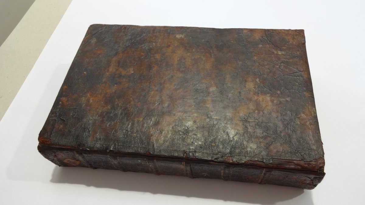 bindingrepairs's tweet image. Repaired boards re-attached and refurbished. sycamorebookbinding.co.uk