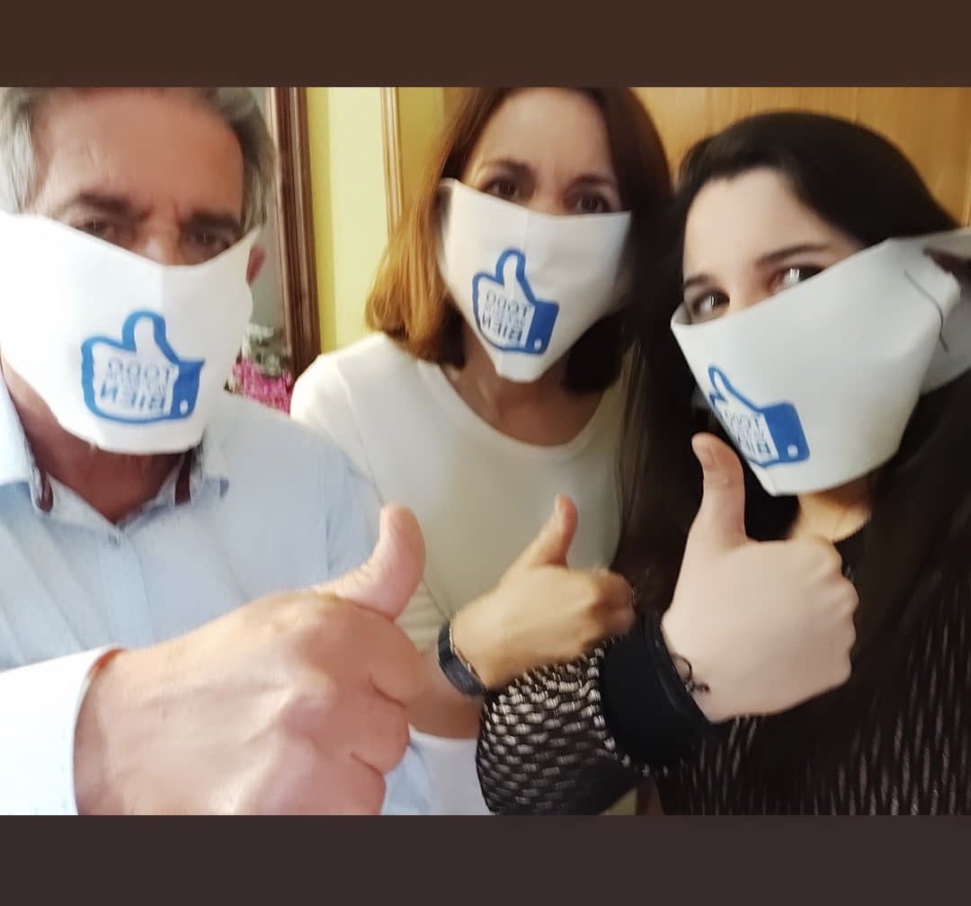 RevillaMiguelA's tweet photo. Hoy celebramos el cumpleaños,en confinamiento, de mi hija Lara, 21 años. Con las polémicas mascarillas que son de enorme utilidad. https://t.co/xUAYEeRlt6