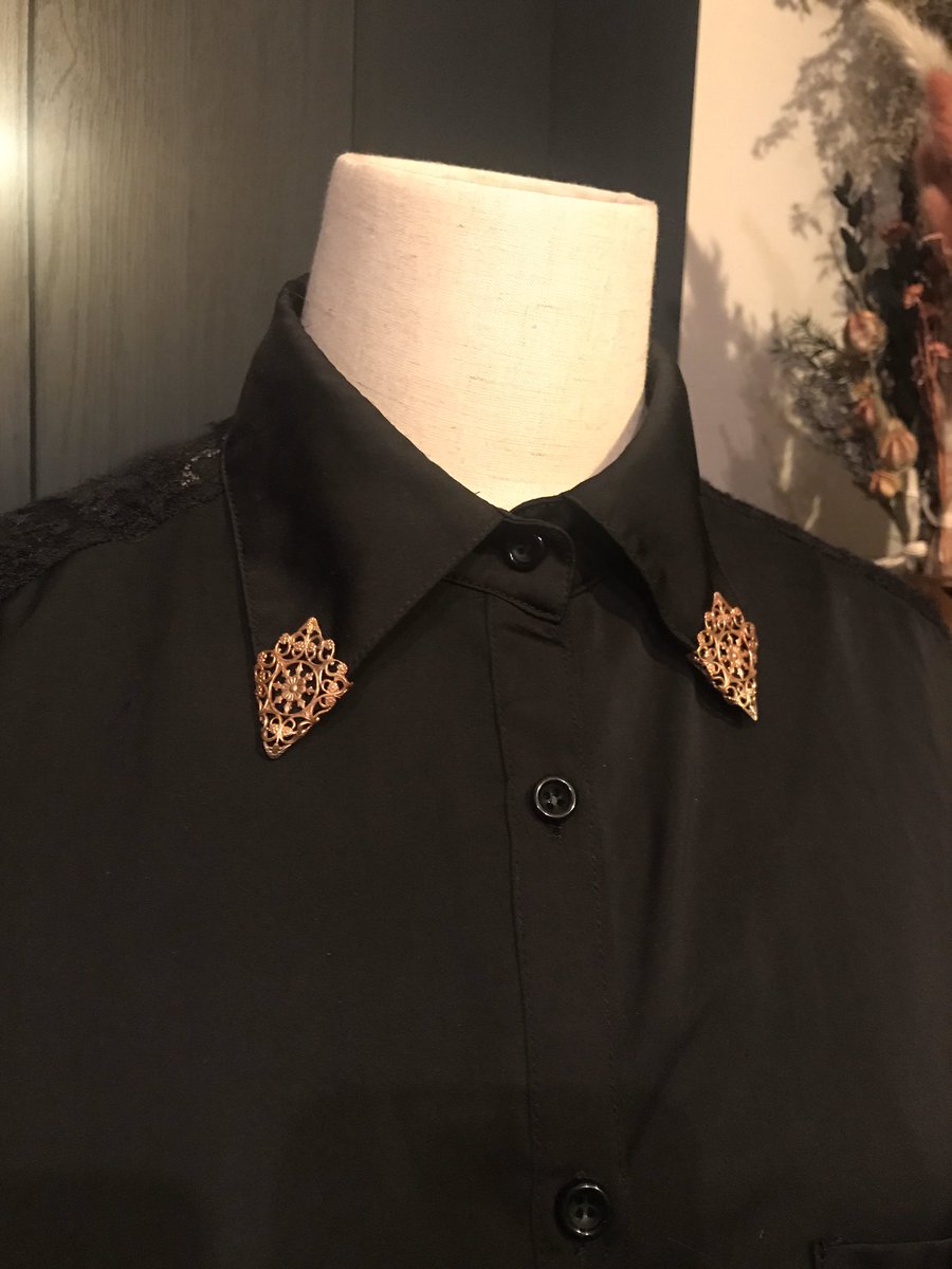 Kemuri装飾店 カラーチップであってたっぽい シャツの襟に付けて先っちょを装飾アイテムです 需要があるのかはわかりませんが わたしがただ布の上に金属ってのが好きなんです D