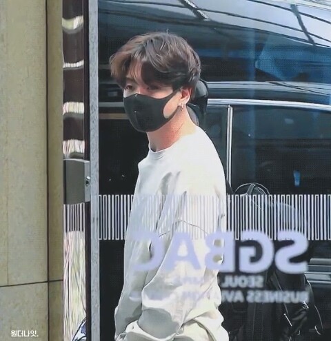 archivesgguks's tweet photo. boyfriend material jungkook.
let's not forget this iconic look. https://t.co/7vmoGKkd7U