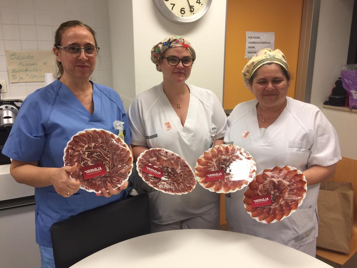 Pernilia's tweet photo. Y como no podía ser de otra forma Pernilia pone su granito de arena, un poquito de jamón para esos héro@s del equipo de enfermer@s y auxiliar@s de la 5G de “la Fe” Valencia ahí va nuestra aportación.... 👏👏👏👏👏👏 https://t.co/dcDC4N0gIr
