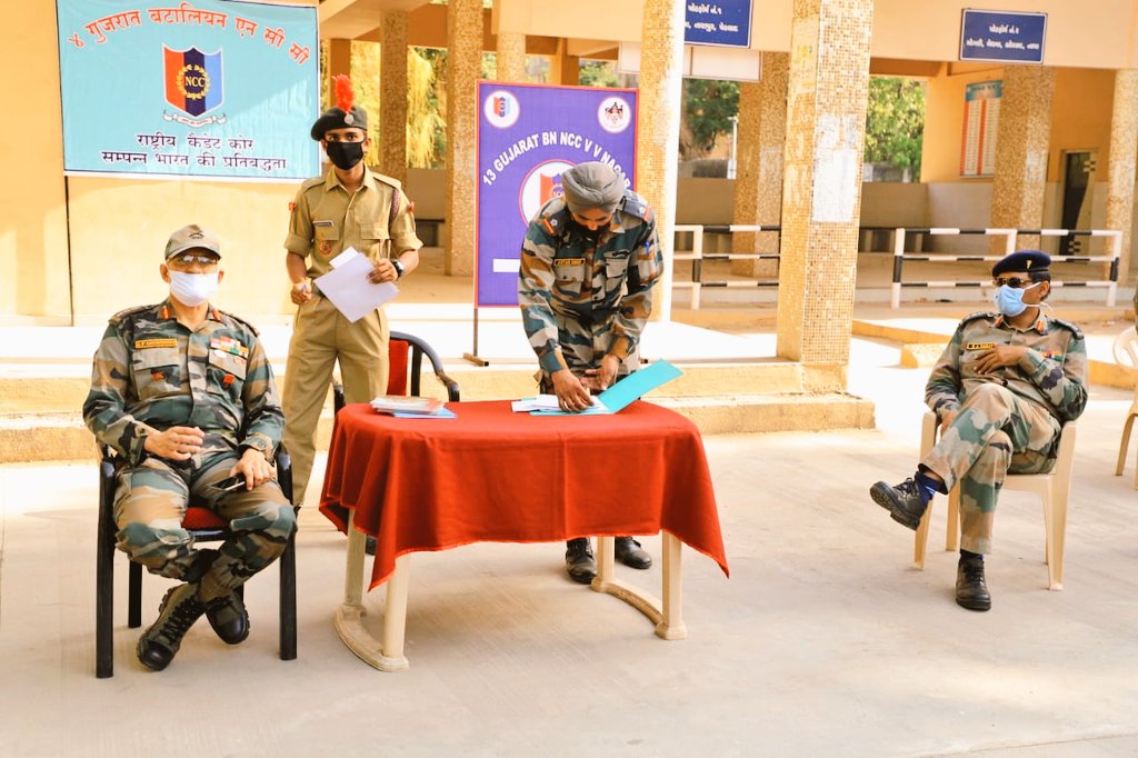 DefencePRO_Guj's tweet photo. #NationalCadetCorps #Gujarat #VVNagar Cadets of #13GujBn #4GujBn #2CTC deployed 25 Cadets + 4 instructors at 7 loc in traffic & Q mgmt. #ExNCCYogdan #MoDAgainstCorona @SpokespersonMoD @HQ_DG_NCC @DDNewsGujarati @PIBAhmedabad @mygovindia @MoHFW_GUJARAT @InfoGujarat @CMOGuj https://t.co/K300yQ30Of