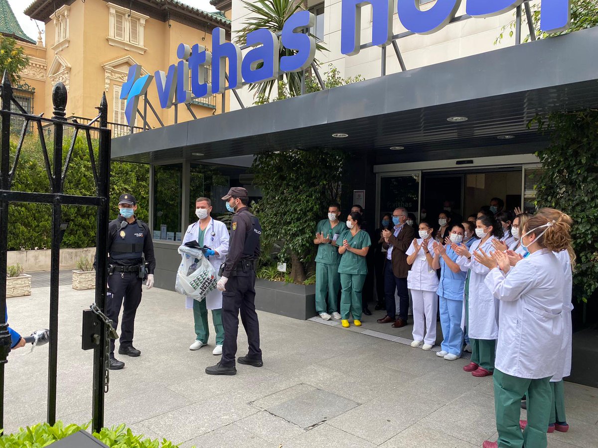 Vithas's tweet photo. La @policia dona mascarillas al hospital Vithas Málaga 👏. Atentos al informativo de las 15h de @A3Noticias 🎥📺 https://t.co/SJu6rA8mRn