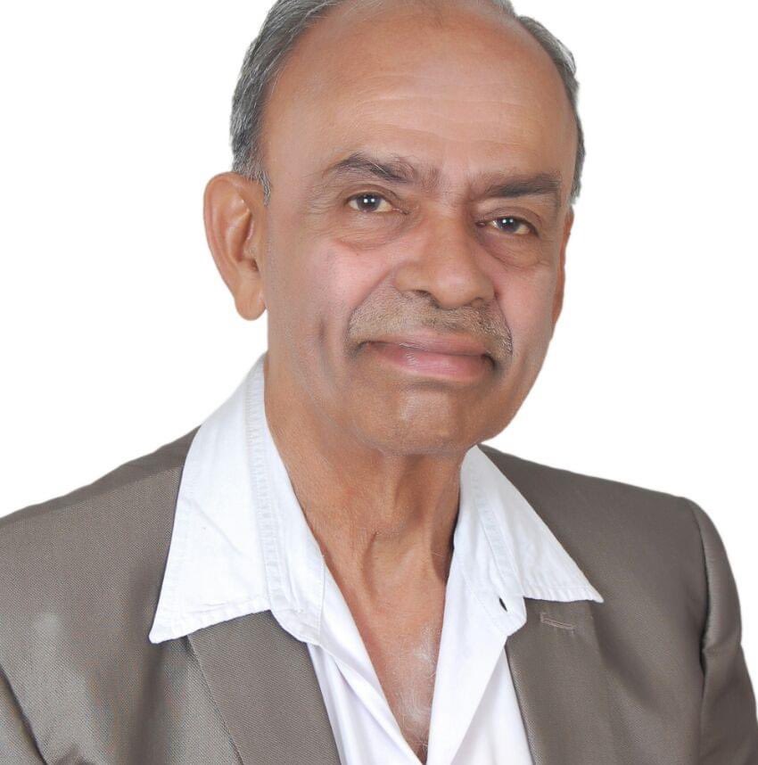 saritasing's tweet photo. 1 )
कल सुबह 7.44 को मेरे पिता Brajbhushan  Singh का देहावसान हुआ !!

प्रिय Dad, आप नहीं हो , दिल और दिमाक़ इसे मानने को तैयार नहीं !! आपने ज़िंदगी , ज़िंदादिली का जो पाठ सिखाया वो ही सबसे बड़ी धरोहर है और रहेगी !! बहुत बहुत धन्यवाद आप जैसे थे वैसा होने के लिए  !! https://t.co/3ReDPEzVyG