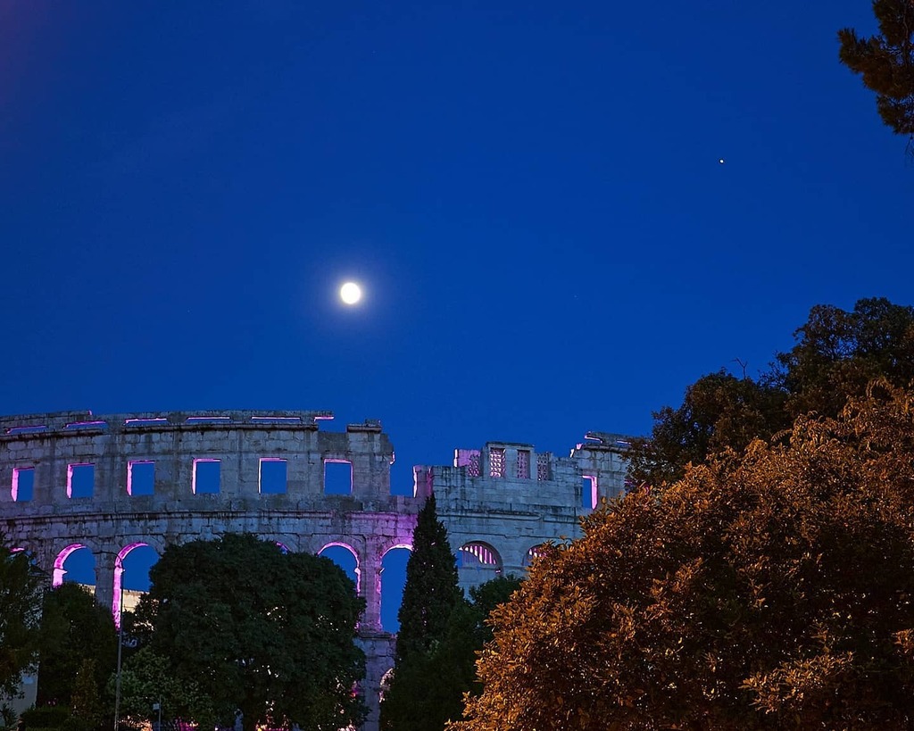 2019, Kroatia, Pula. Paikallinen areena on paremmin säilynyt kuin Rooman Colosseum ja oli kyllä vaikuttava näky! Pula oli todella hyvä kaupunkikohde ja sieltä pääsee tutkimaan ympäröivää Istrian niemimaata tosi näppärästi. Pulan satamasta pääsee päivärei… instagr.am/p/B-6zZBLDUOh/