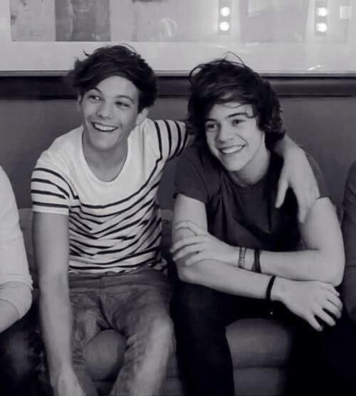 thislouisharry's tweet photo. They cute af x             #LarryStylinson #HarryStyles #LouisTomlinson #HarryLouis #hshq #lthq #larryisreal #OneDirection #OneDirection2020 #OneDirectionSave2020 #OneDirectionReunion @Harry_Styles @Louis_Tomlinson @HSHQ 😘 https://t.co/WHALAxbGt7