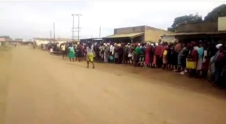 Handrixchigs's tweet photo. Queuing for maize meal in the face of deadly Covid19. Hmmmmm the struggle is so real in Zimbabwe. All the efforts to curb the pandemic are in vain. #COVID2019 #Covid19Zim #lockdown #coronavirus #stayhomezim https://t.co/CGKcqI8zA3