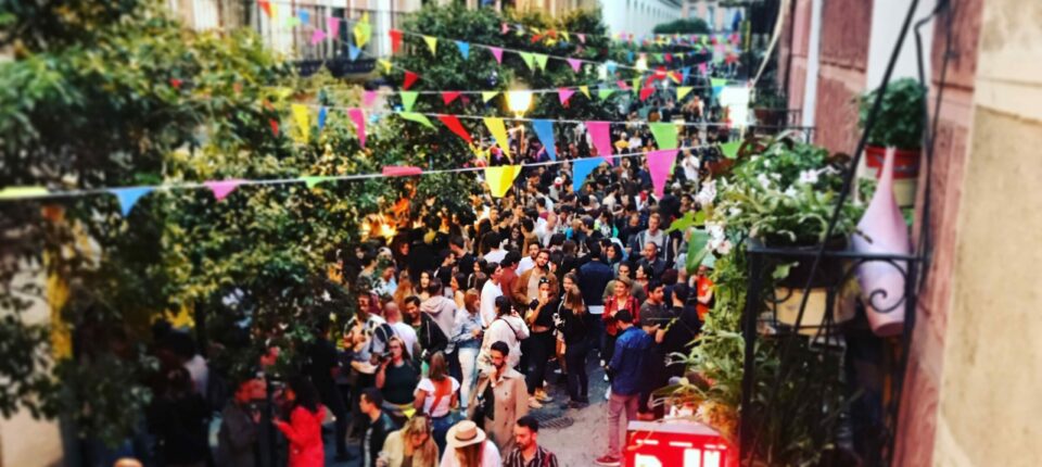 Bajo el lema "Arrima el hombro ahora, empina el codo después", nace <a href="/Adopta1bar/">Adoptaunbar</a>, una iniciativa 💪🍻 para ayudar a tus locales favoritos durante la cuarentena. ¿Te animas? bit.ly/AdoptaUnBar