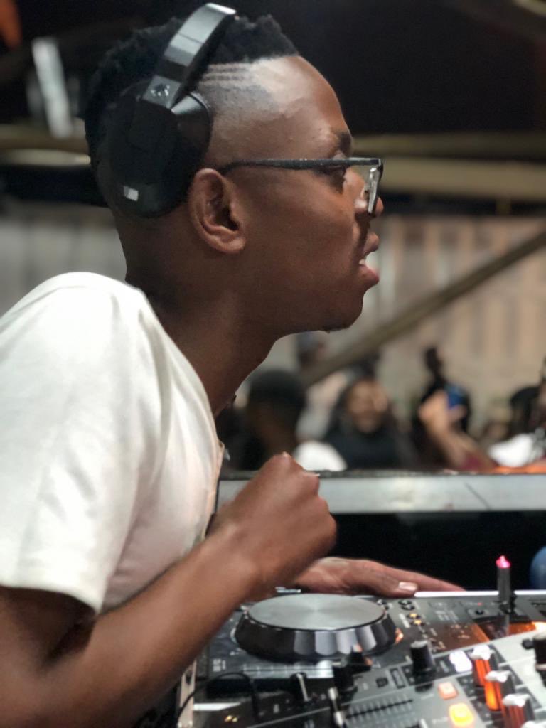 Sanbonani I bring you good music to cure the boredom😉🤫 Dilemma Sessions Episode 3 [The lockdown Experience]

Enjoy😇🤝🏽

sendspace.com/file/07xd7a

Audiomack 

audiomack.com/song/thedilemm…