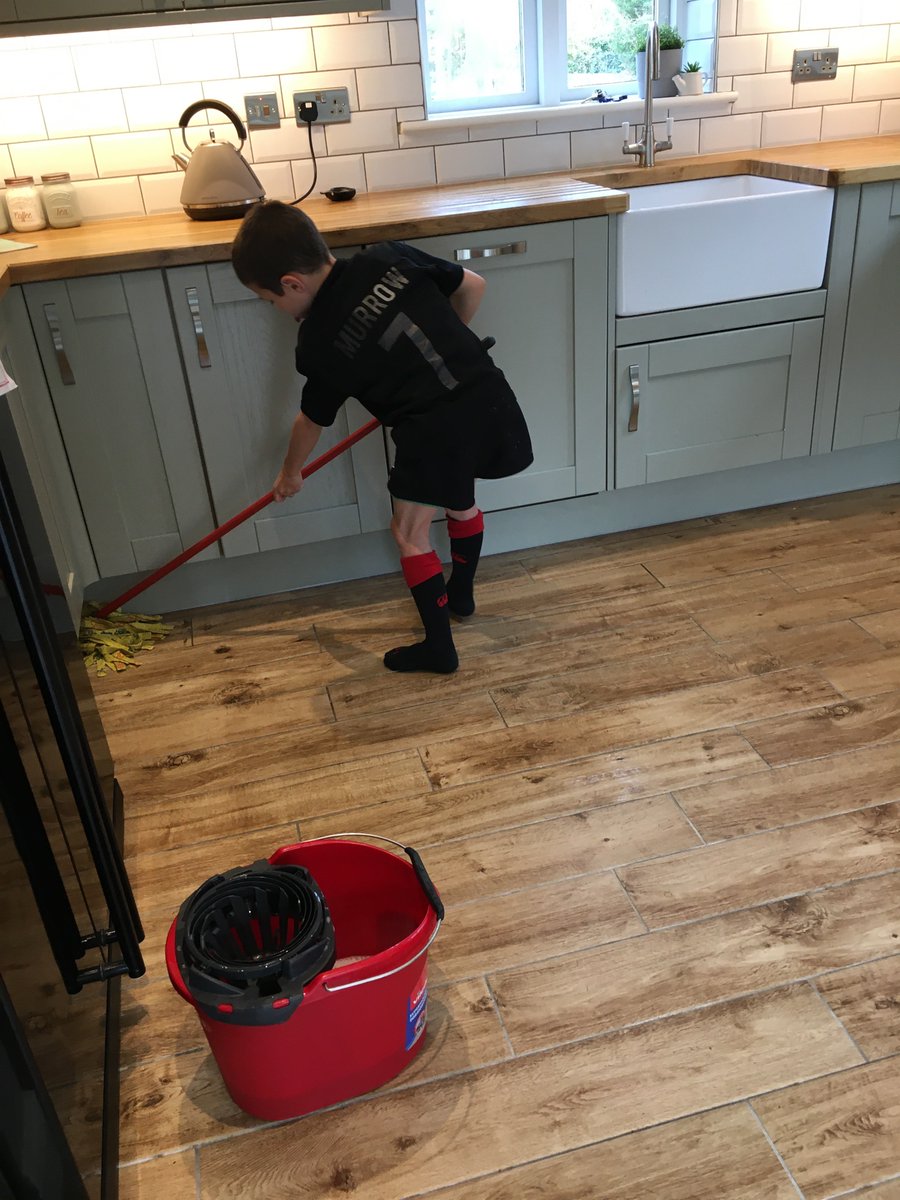 juliawestern's tweet photo. Harri has spent all morning doing chores and earnt £5. He has now donated it to @captaintommoore after hearing his inspirational story on @GMB @piersmorgan! 🌟 https://t.co/6zVvkxHl0k