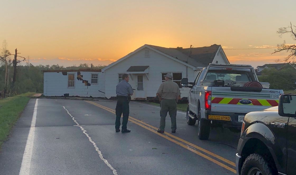 wsbtv's tweet photo. WOW! Channel 2's @tomreganWSB found this house IN THE MIDDLE OF THE ROAD after severe storms moved through Upson County: https://t.co/GhlwLkpntH https://t.co/304nuu1Thi