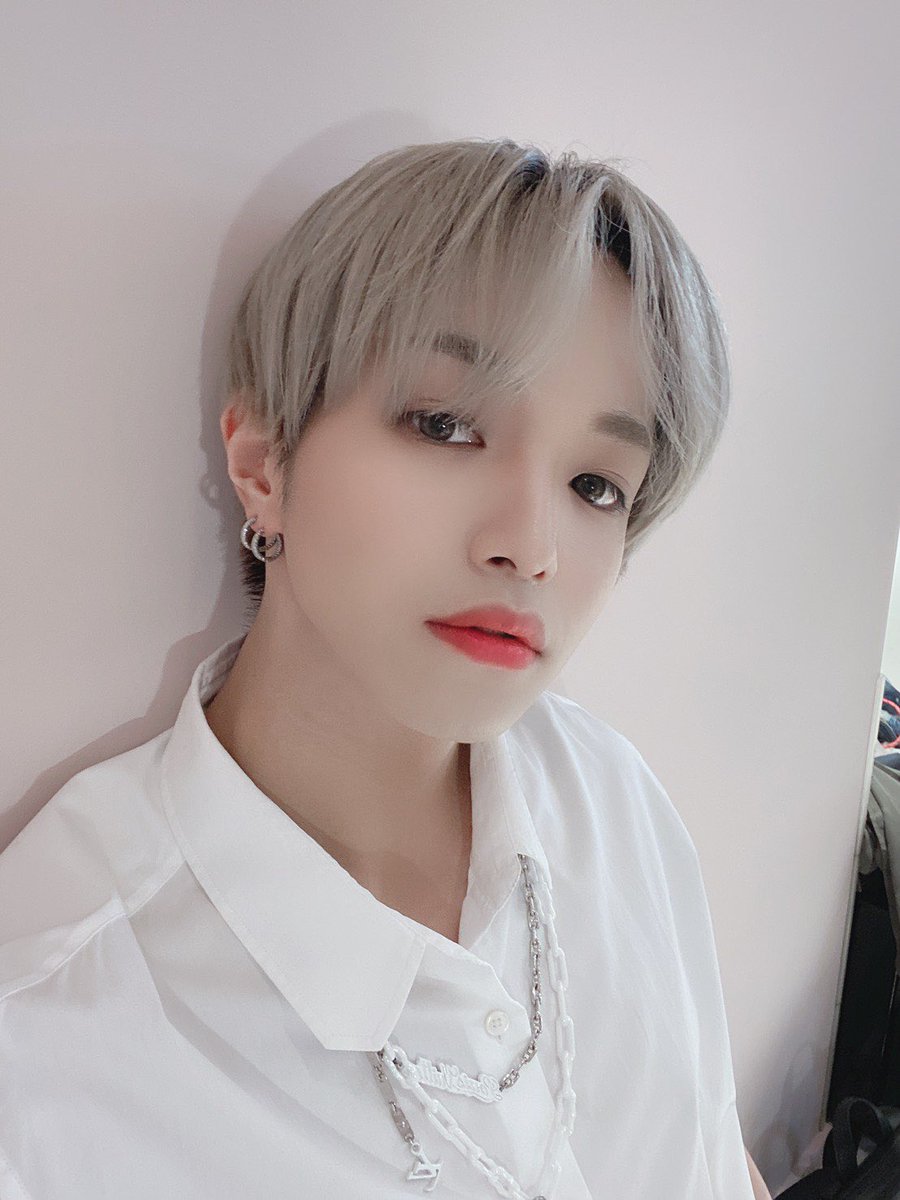 official_jo1's tweet photo. こんにちは！大平祥生です:)
20歳なりました！！
とても実感がないのですが
これから大人っぽくなれるよう頑張っていきます！！
誕生日にしょうやからサプライズでポムを貰って、しおんに夜 出前を頼んでもらい、そしてスカイからプッチンプリンを貰いました！本当に幸せ者です🤤
#HappyShoseiDay https://t.co/6NpDscBGtn