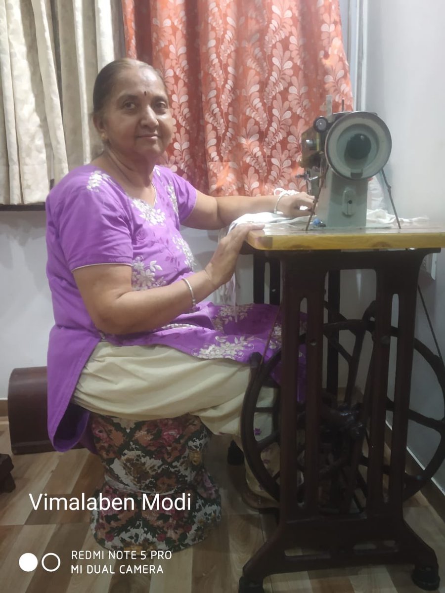 drmadiwr's tweet image. पश्चिम रेलवे द्वारा कोरोना से निपटने के लिए व प्रशासन द्वारा मास्क पहनना अनिवार्य किए जाने  की जानकारी पाकर अहमदाबाद के  रेलकर्मी श्री दिनेश मोदी ने एक अनूठी पहल  की है,वे अपनी सोसाईटी  में लोगों  को प्रेरित  कर सामूहिक रूप  से मास्क  तैयार करवा  रहे हैं @WesternRly #Lockdown21