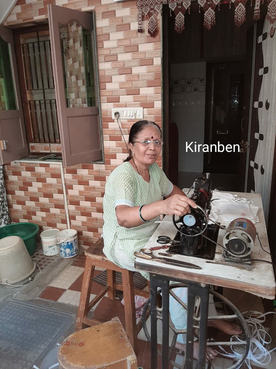 drmadiwr's tweet image. पश्चिम रेलवे द्वारा कोरोना से निपटने के लिए व प्रशासन द्वारा मास्क पहनना अनिवार्य किए जाने  की जानकारी पाकर अहमदाबाद के  रेलकर्मी श्री दिनेश मोदी ने एक अनूठी पहल  की है,वे अपनी सोसाईटी  में लोगों  को प्रेरित  कर सामूहिक रूप  से मास्क  तैयार करवा  रहे हैं @WesternRly #Lockdown21