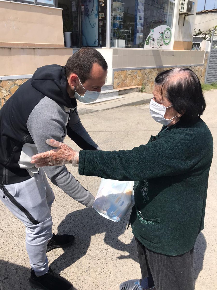 fressh5's tweet photo. Në Njësinë 5 vazhdon ndarja e pakove ushqimore për familjet në nevojë. https://t.co/q4PceZtFZ9